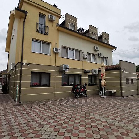Hotel Vila Sunce Стара Пазова Екстер'єр фото