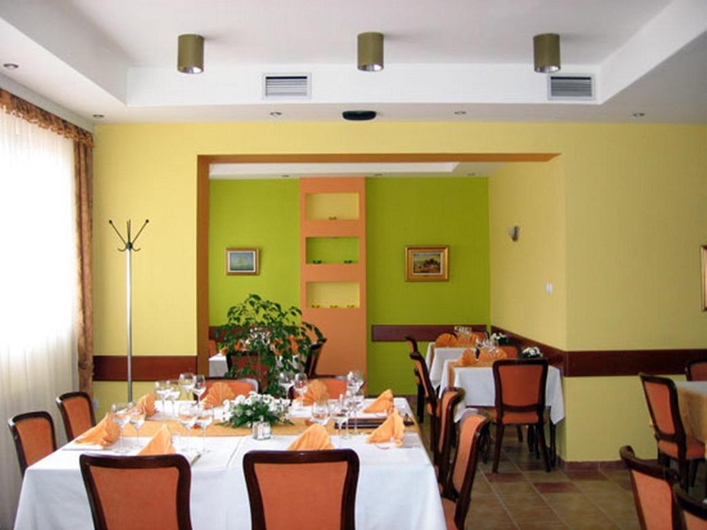 Hotel Vila Sunce Стара Пазова Екстер'єр фото