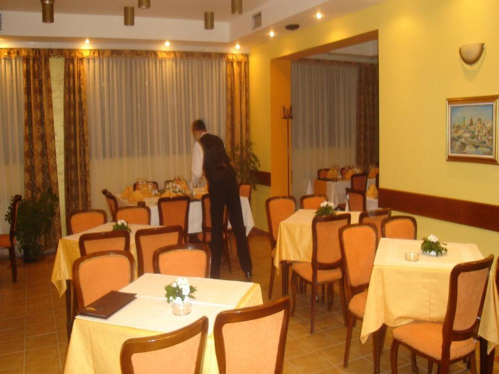 Hotel Vila Sunce Стара Пазова Екстер'єр фото